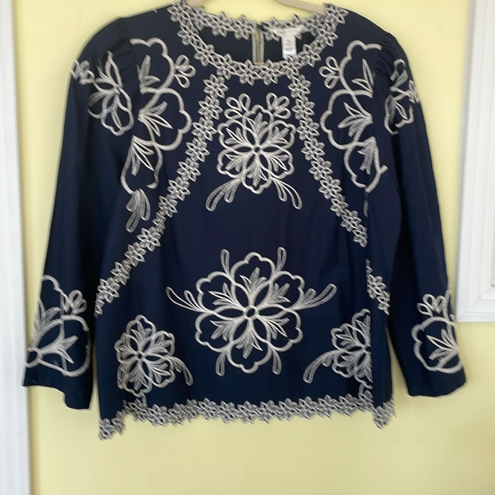 CATO TOP NAVY WITH WHITE EMBROIDERED ACCENTS SIZE M PULLOVER W/BUTTON BACK NWOT